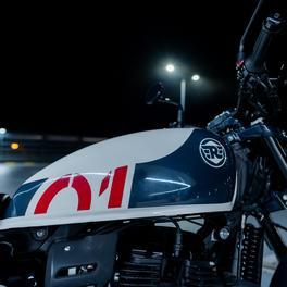 Royal Enfield Shotgun 650 TWIN night session