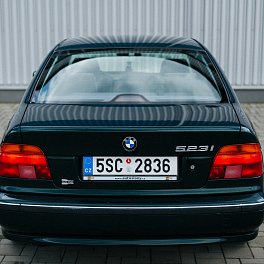 BMW 523i (E39)